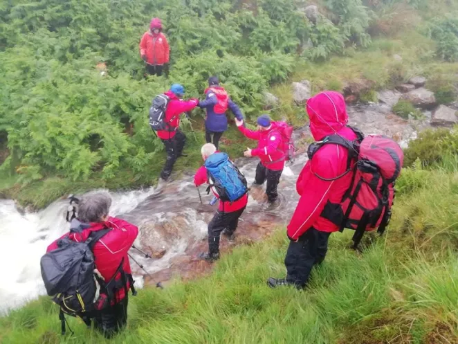 Saint-Bernard descendre montagne propre équipe secours
