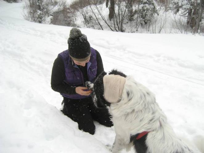 famille-fait-montagne-neige-chien-samuser-derniere-fois