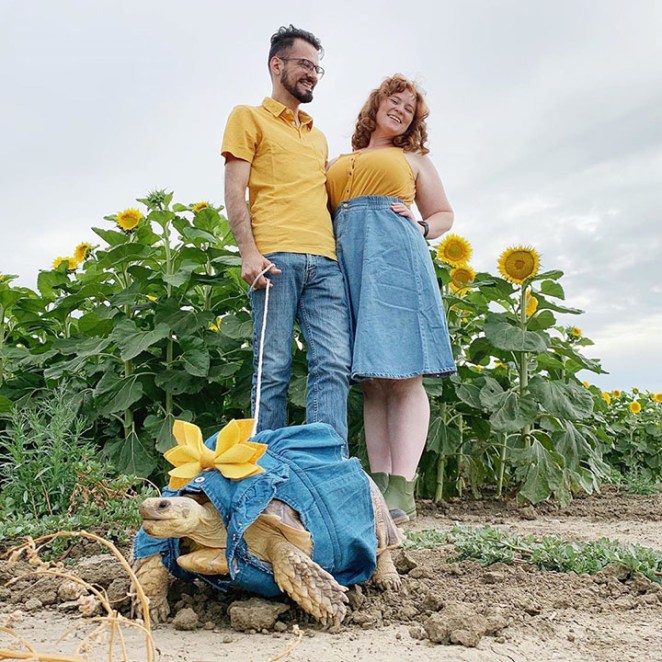 couple-charmant-coordonne-tenues-cool-avec-tortue