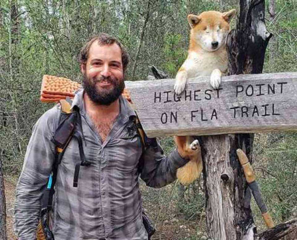 homme fait randonnee chienne aveugle aider retrouver confiance