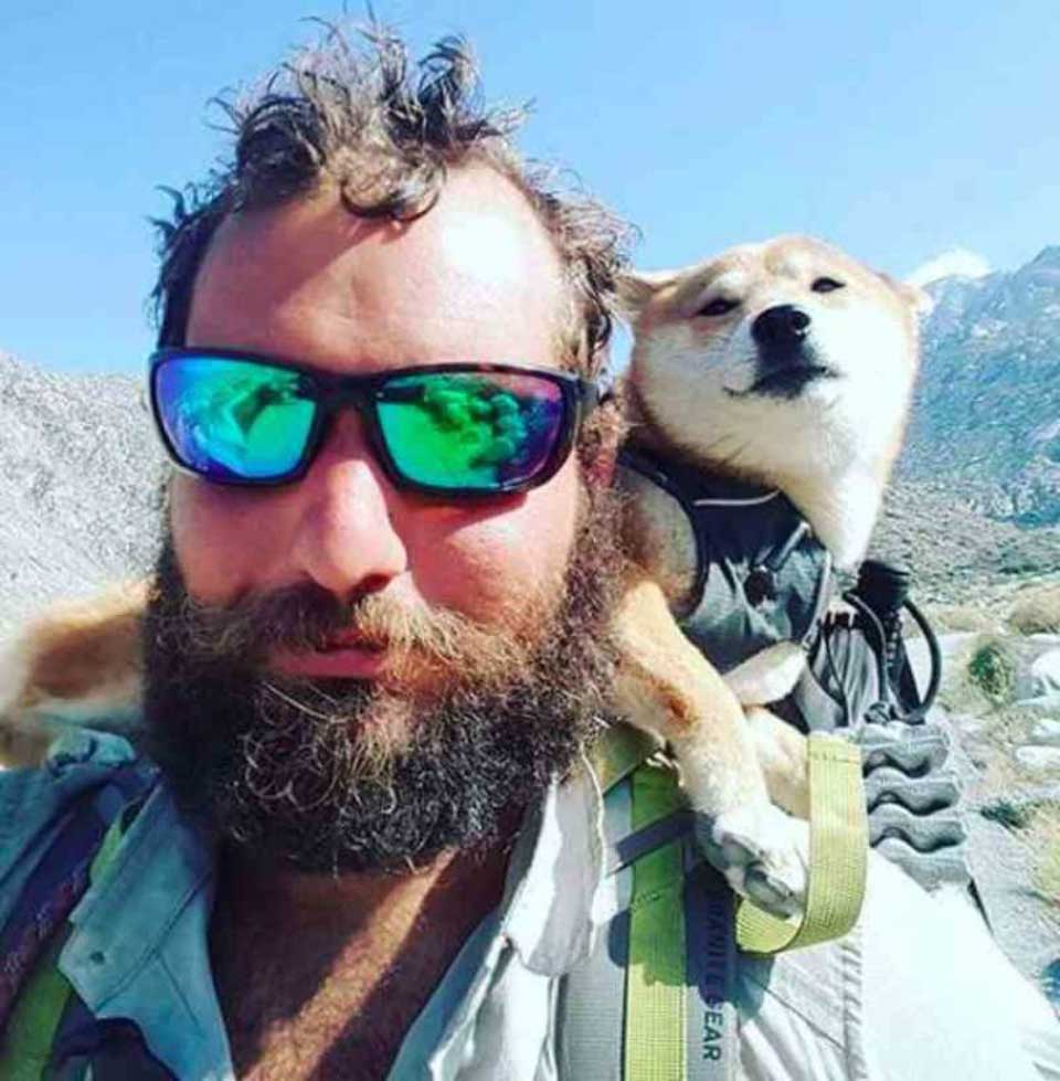 homme fait randonnee chienne aveugle aider retrouver confiance