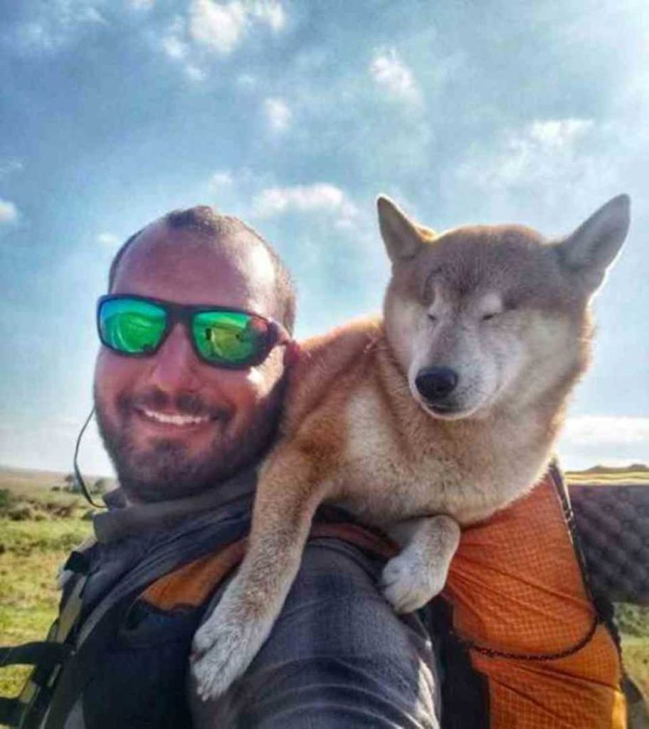 homme fait randonnee chienne aveugle aider retrouver confiance