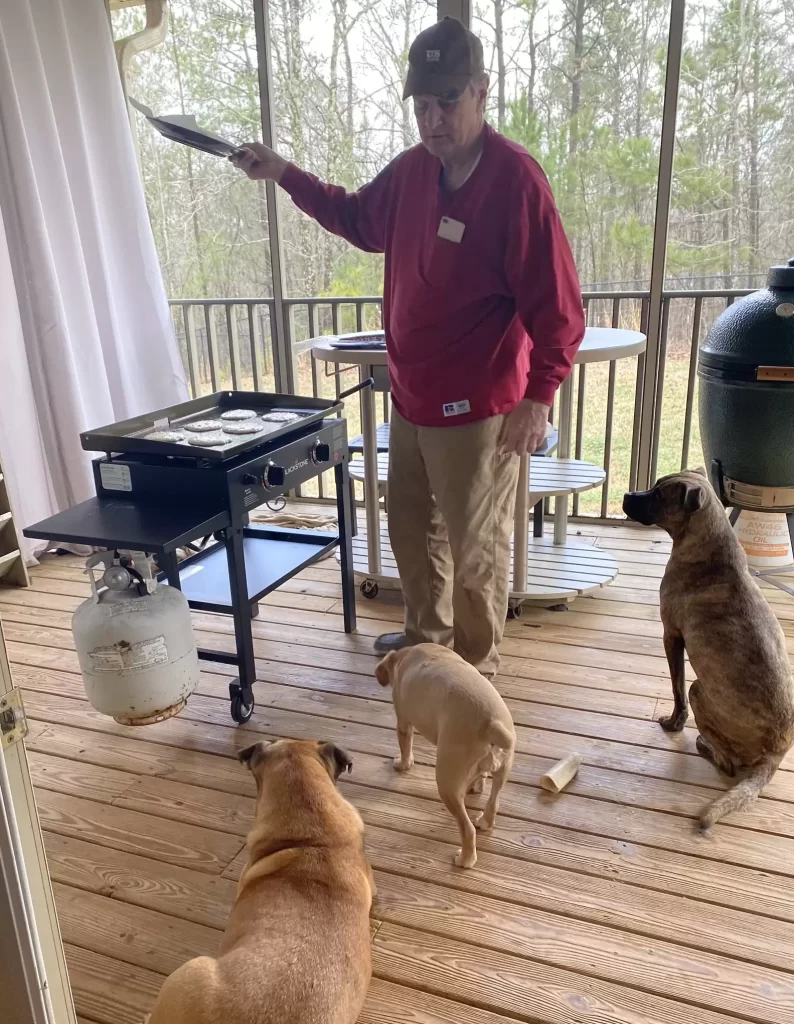 femme surprend père en train faire sieste avec tous chiens voisin