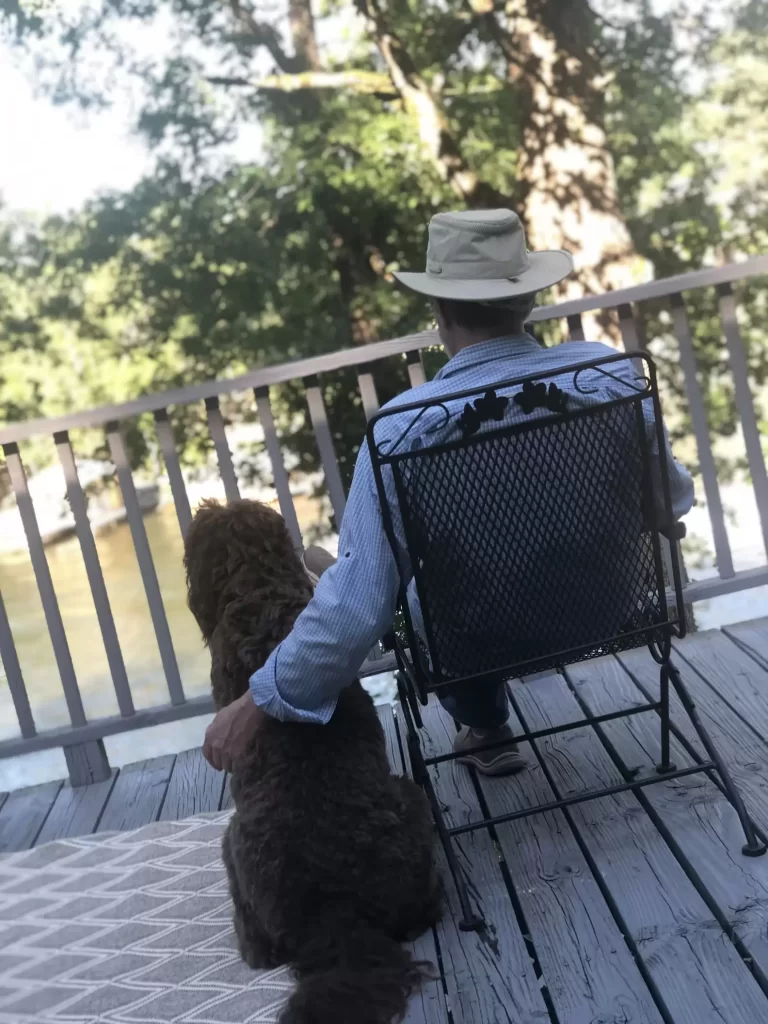 femme surprend père en train faire sieste avec tous chiens voisin