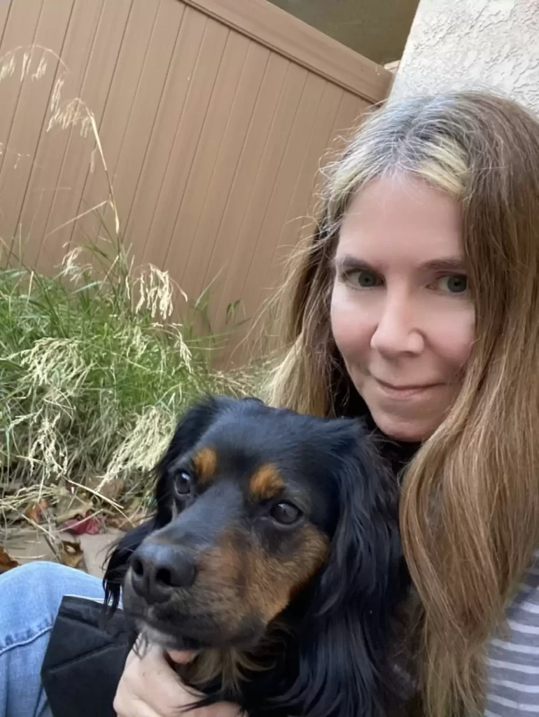 chiot perdu se précipite vers femme qui ne connaît rien chiens lui demande l'aide