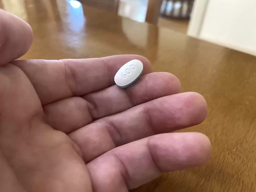 chien déjoue femme qui essaie lui donner médicaments il y a hic