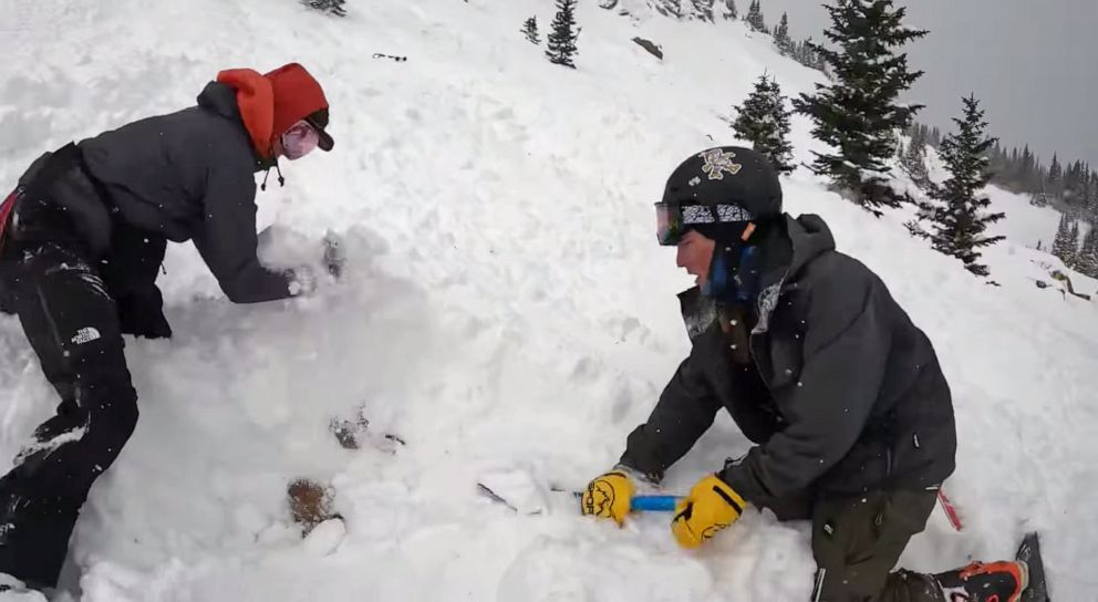 vidéo casque capture élèves sauvant chien enseveli avalanche.