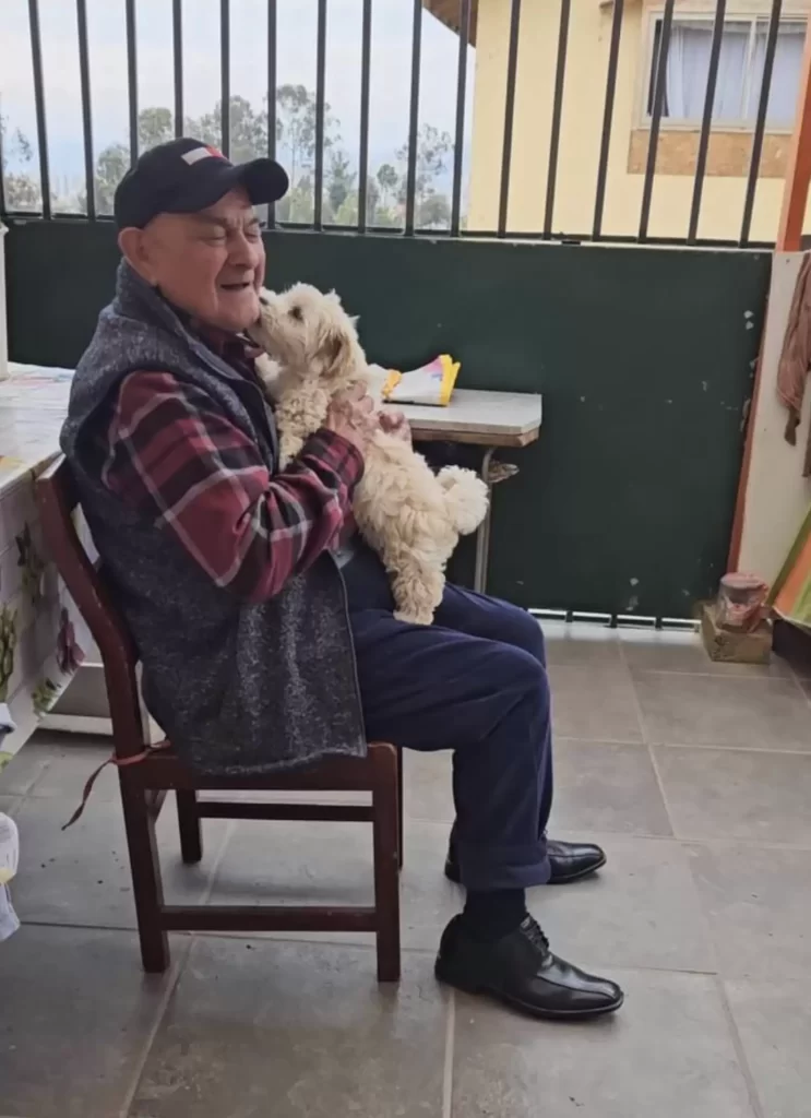 grand-père 96 ans commence vieillir à l'envers l'entrée chiot dans sa vie