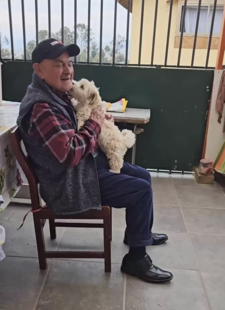 grand-père 96 ans commence vieillir à l'envers l'entrée chiot dans sa vie