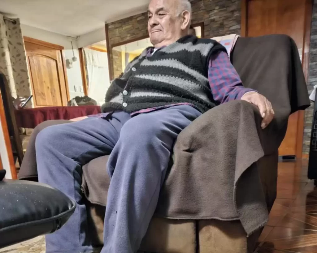 grand-père 96 ans commence vieillir à l'envers l'entrée chiot dans sa vie