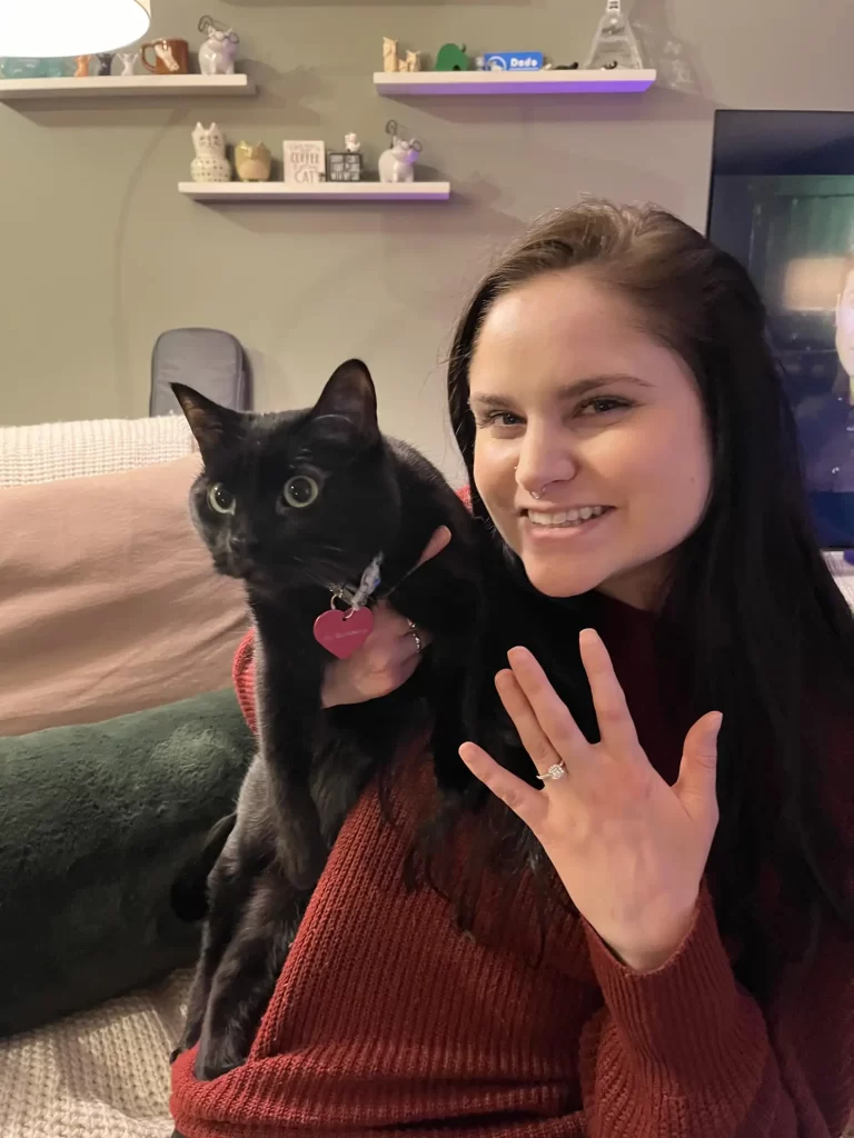 femme rentre maison trouve quelque chose d'étrange cou chat - puis lit ce qu'il dit