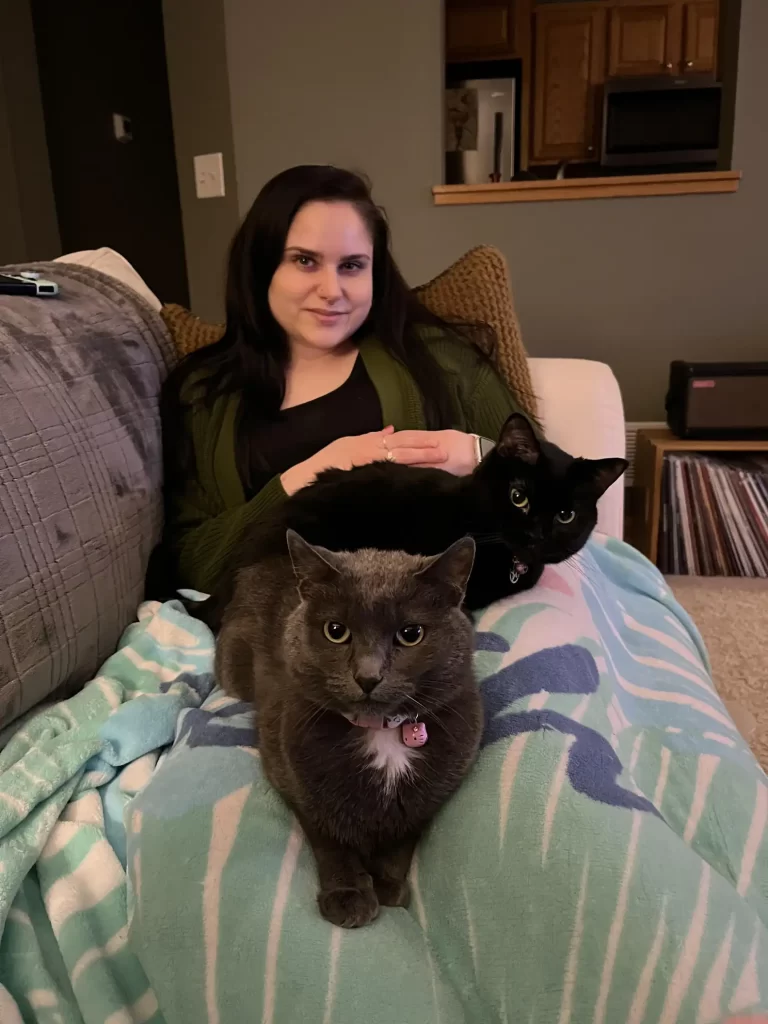 femme rentre maison trouve quelque chose d'étrange cou chat - puis lit ce qu'il dit